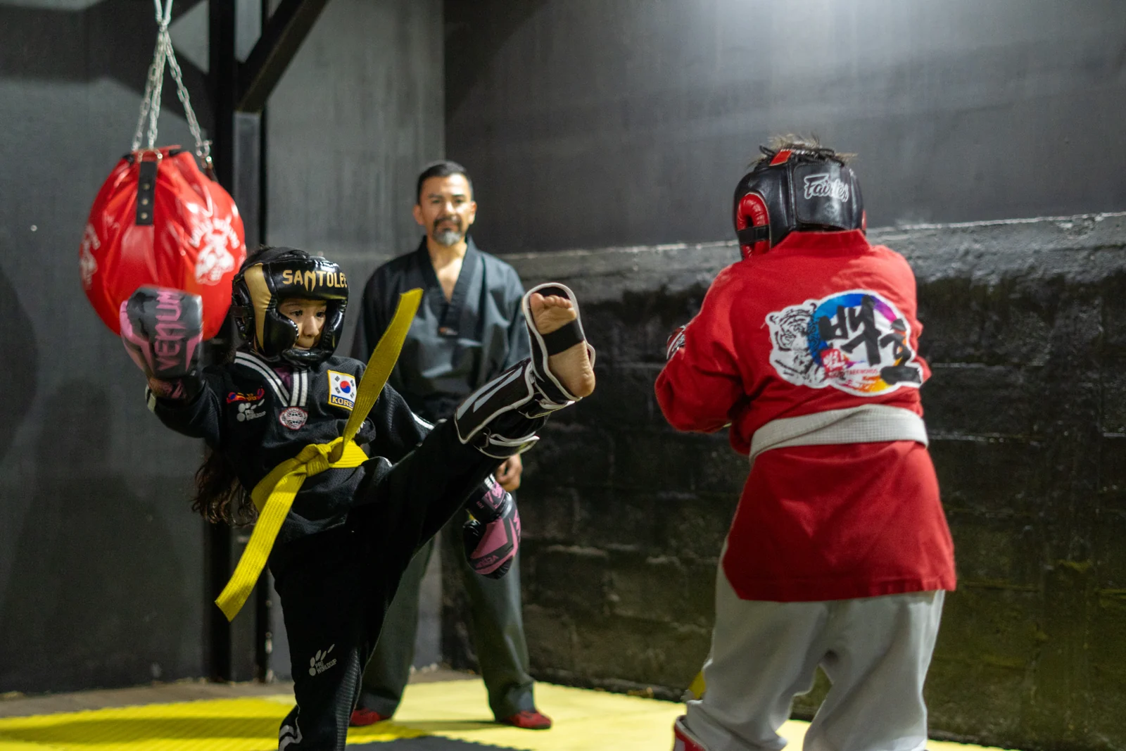 Alumnos practicando con protecciones bajo la supervisión del profesor